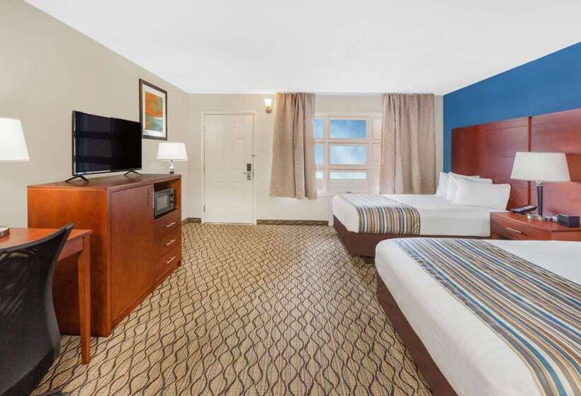 בית מלון כפרי Baymont By Wyndham St. Ignace Lakefront