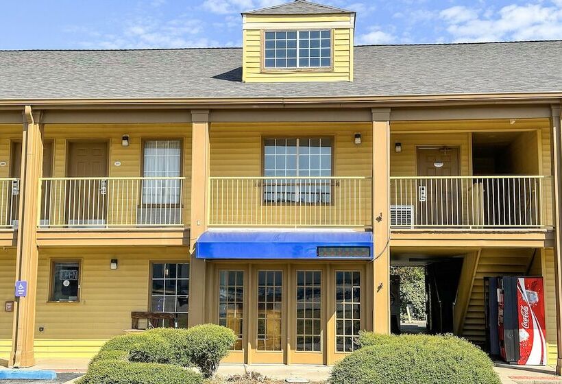 בית מלון כפרי Bonita Lakes Inn By OYO Meridian