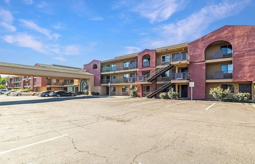 בית מלון כפרי Budget Inn And Suites Stockton Yosemite