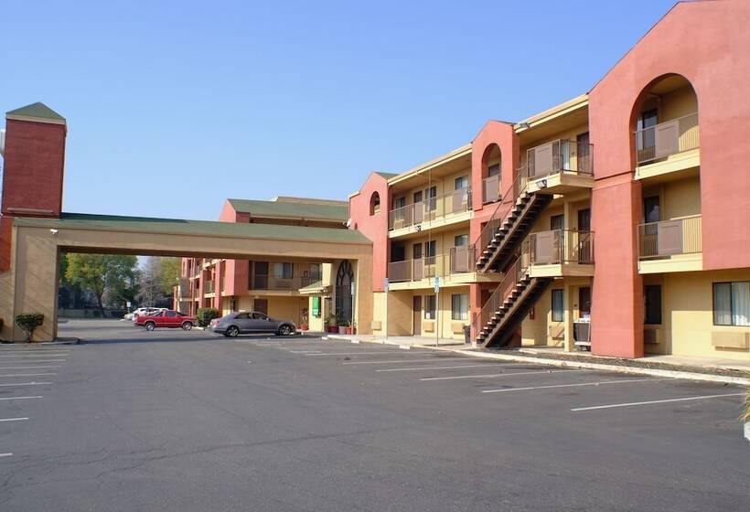 בית מלון כפרי Budget Inn And Suites Stockton Yosemite