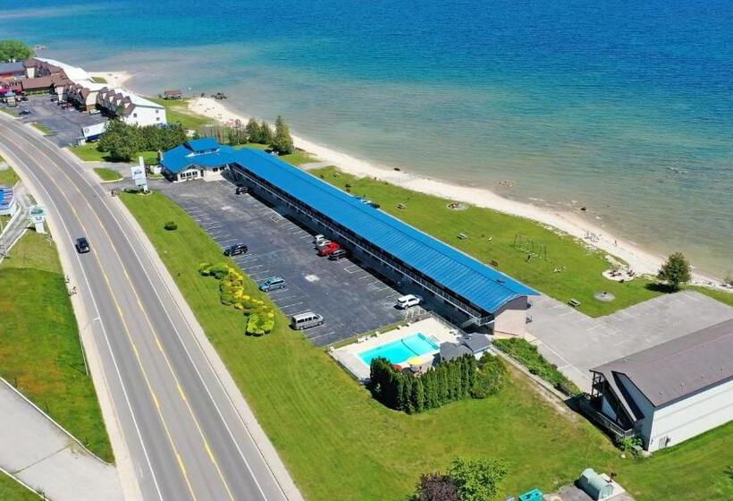 Отель Days Inn & Suites By Wyndham St. Ignace Lakefront