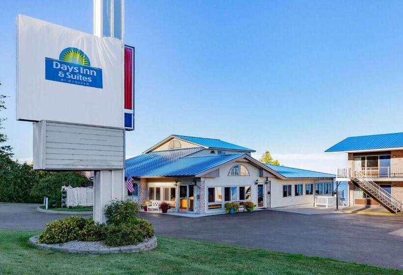 Отель Days Inn & Suites By Wyndham St. Ignace Lakefront