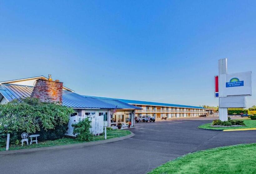 Отель Days Inn & Suites By Wyndham St. Ignace Lakefront