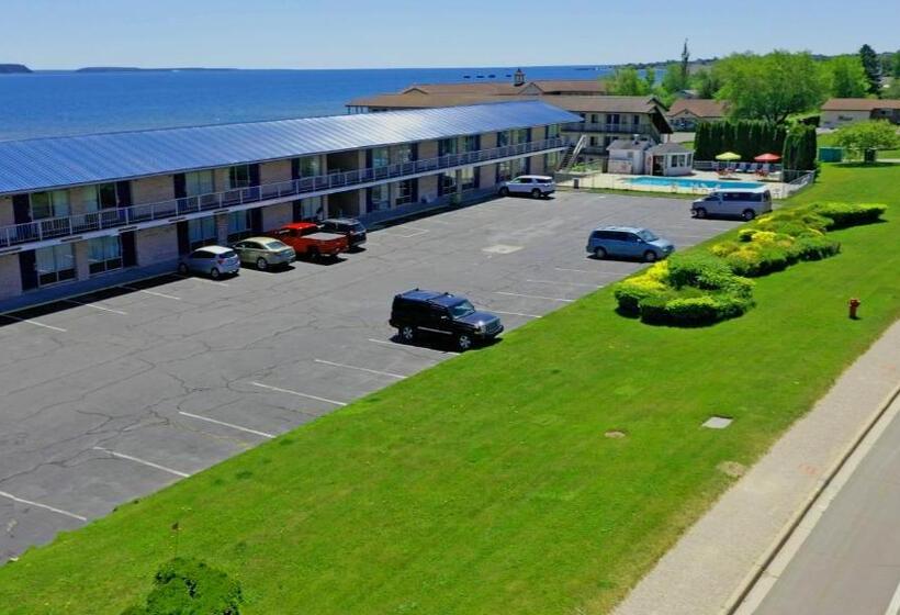 Отель Days Inn & Suites By Wyndham St. Ignace Lakefront