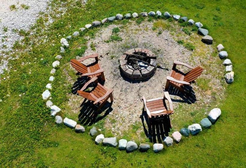 Отель Days Inn & Suites By Wyndham St. Ignace Lakefront