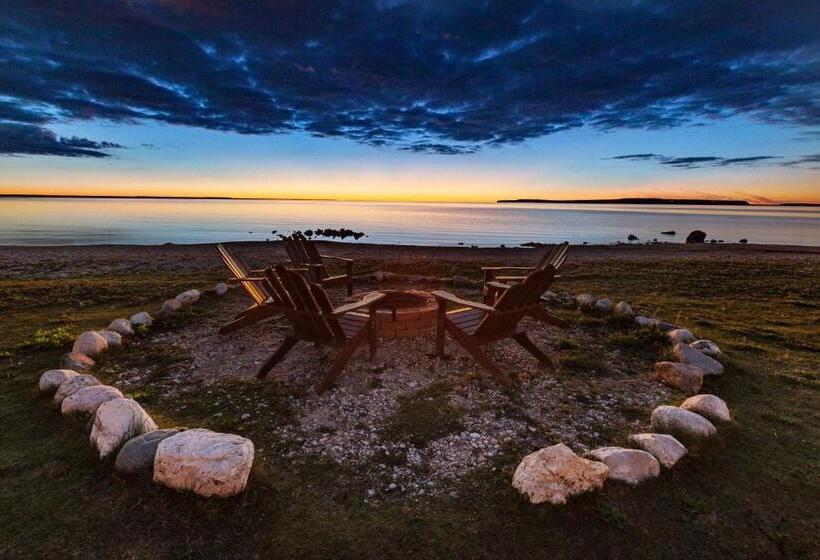 בית מלון כפרי Days Inn & Suites By Wyndham St. Ignace Lakefront