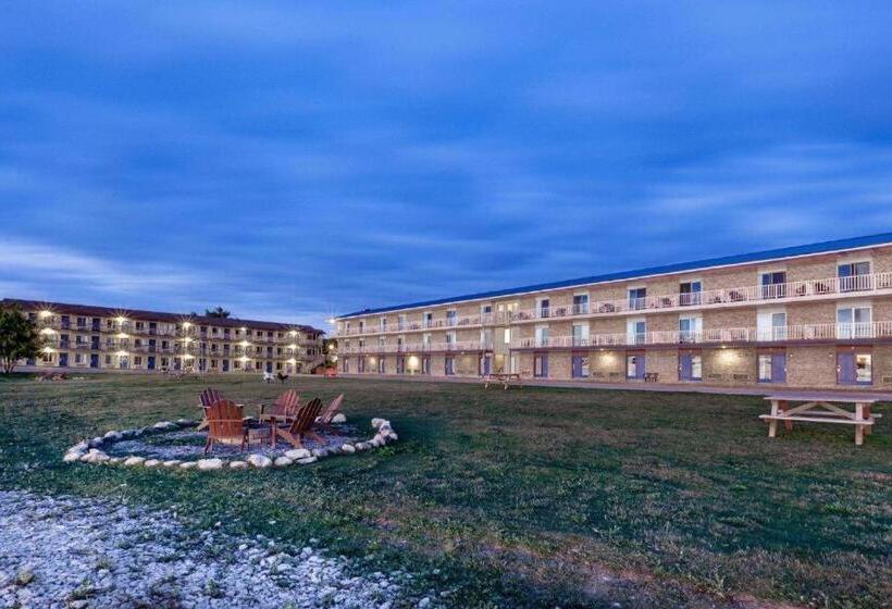 בית מלון כפרי Days Inn & Suites By Wyndham St. Ignace Lakefront