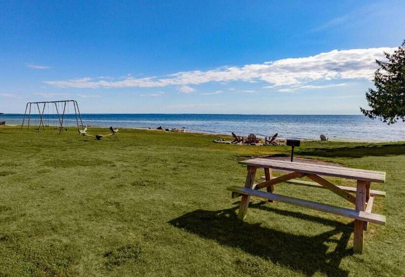 Отель Days Inn & Suites By Wyndham St. Ignace Lakefront