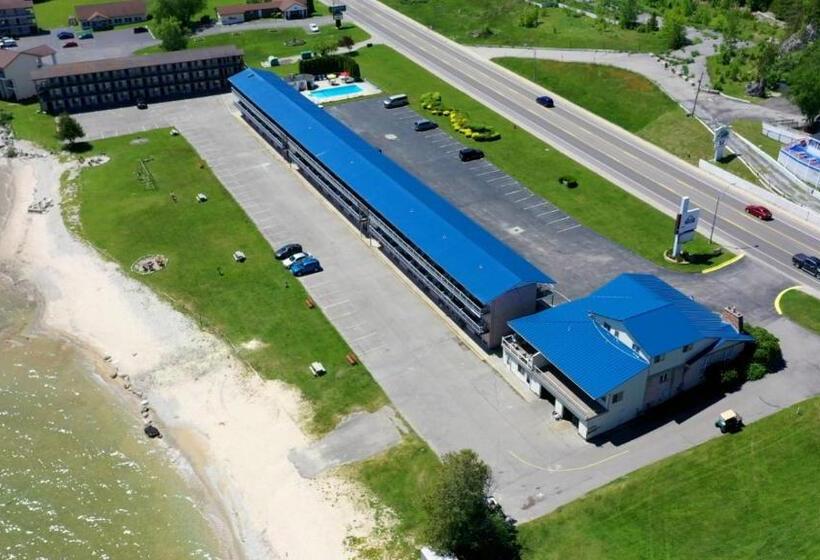 Отель Days Inn & Suites By Wyndham St. Ignace Lakefront