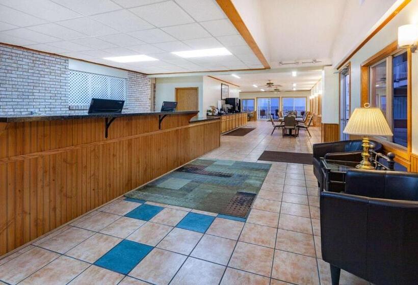 Отель Days Inn & Suites By Wyndham St. Ignace Lakefront