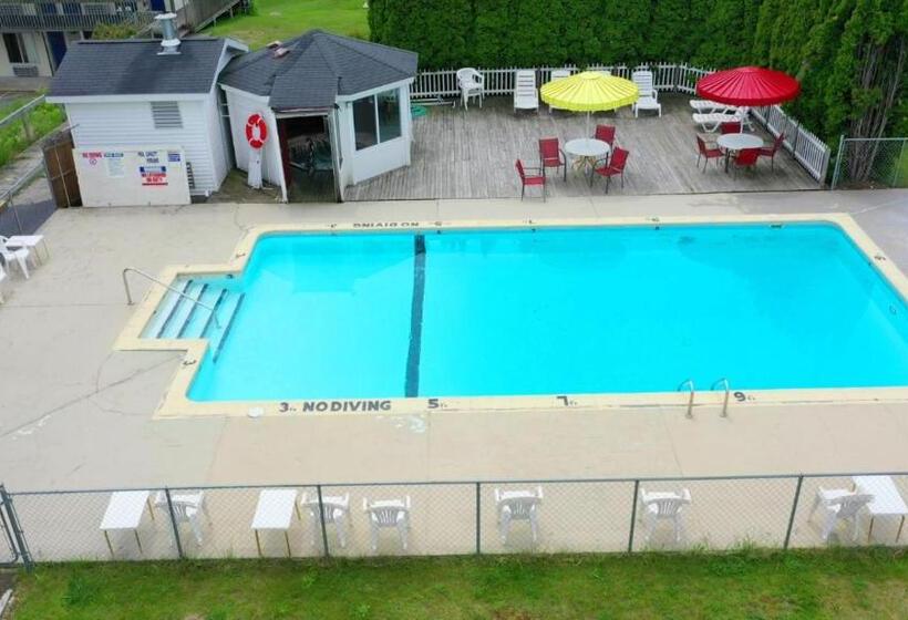 Отель Days Inn & Suites By Wyndham St. Ignace Lakefront