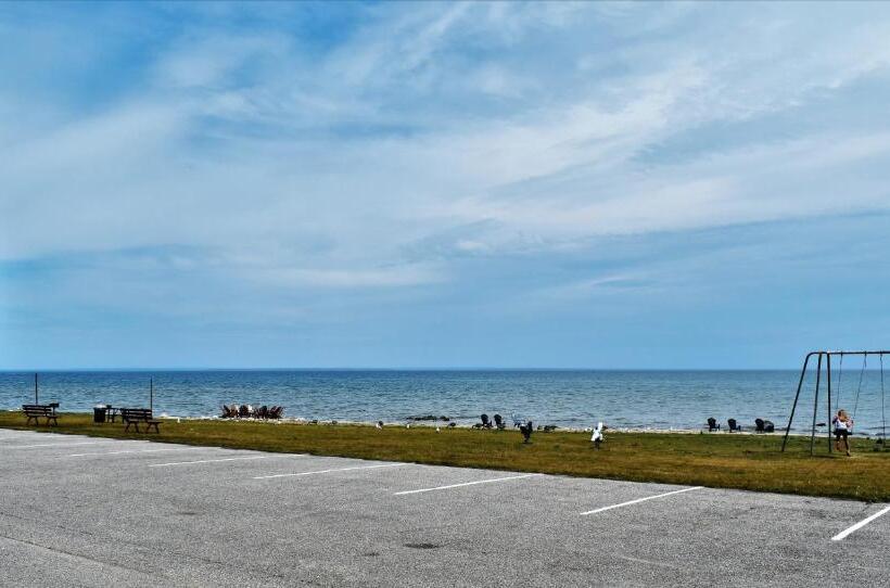 Отель Days Inn & Suites By Wyndham St. Ignace Lakefront