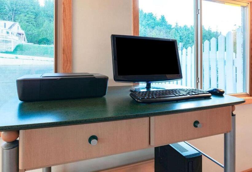 Отель Days Inn & Suites By Wyndham St. Ignace Lakefront