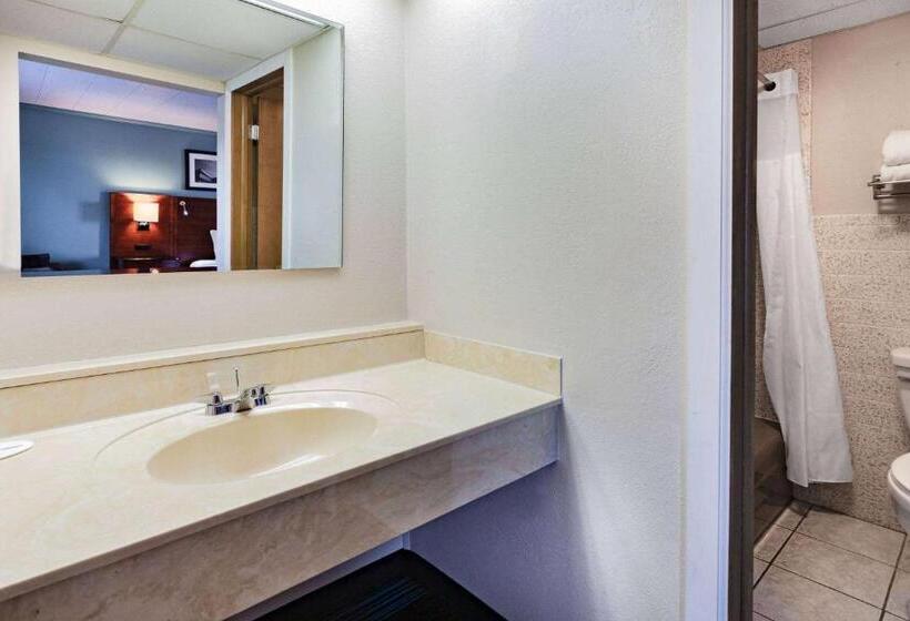 בית מלון כפרי Days Inn & Suites By Wyndham St. Ignace Lakefront