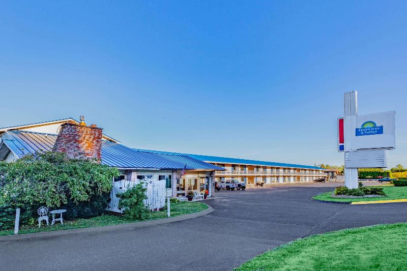 Отель Days Inn & Suites By Wyndham St. Ignace Lakefront