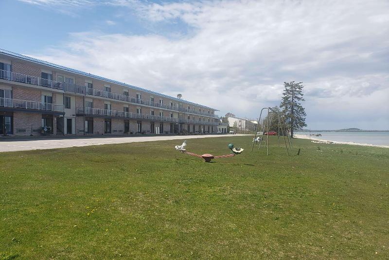 Отель Days Inn & Suites By Wyndham St. Ignace Lakefront