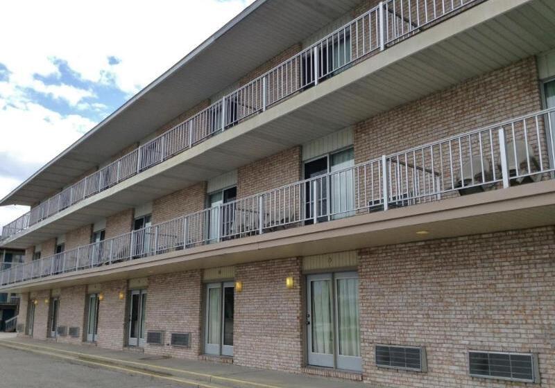 בית מלון כפרי Days Inn & Suites By Wyndham St. Ignace Lakefront