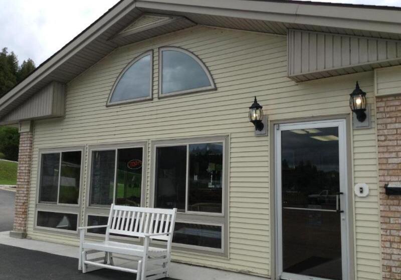 Отель Days Inn & Suites By Wyndham St. Ignace Lakefront