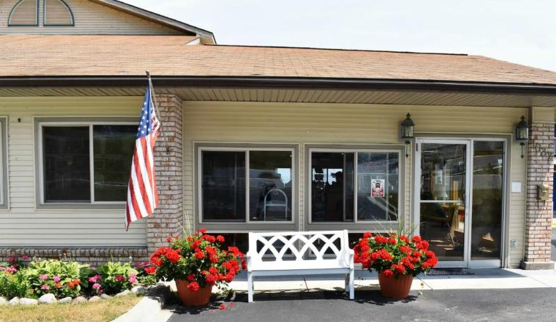 Отель Days Inn & Suites By Wyndham St. Ignace Lakefront