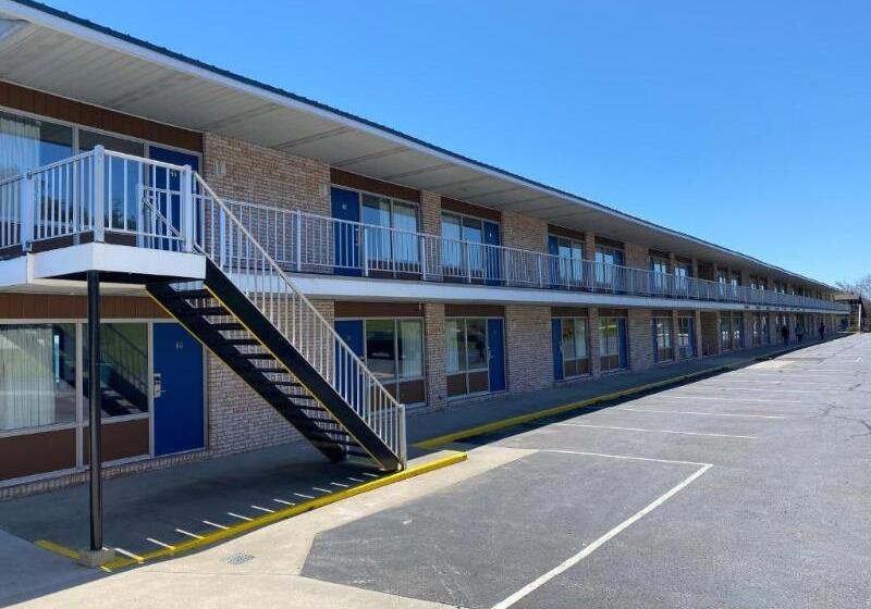 Отель Days Inn & Suites By Wyndham St. Ignace Lakefront