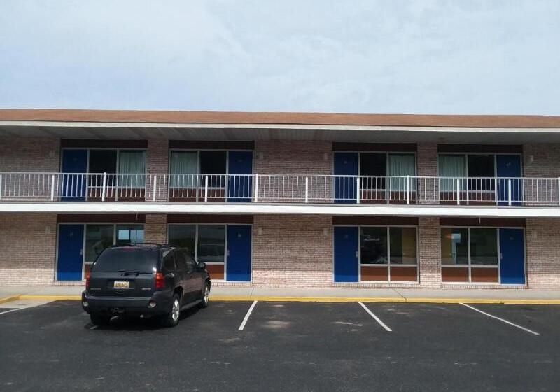 Отель Days Inn & Suites By Wyndham St. Ignace Lakefront