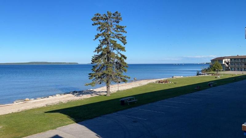 בית מלון כפרי Days Inn & Suites By Wyndham St. Ignace Lakefront