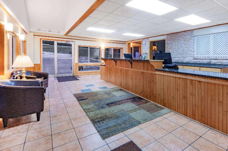 Отель Days Inn & Suites By Wyndham St. Ignace Lakefront