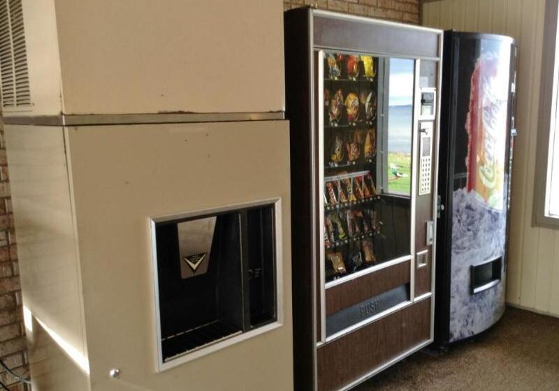 Отель Days Inn & Suites By Wyndham St. Ignace Lakefront