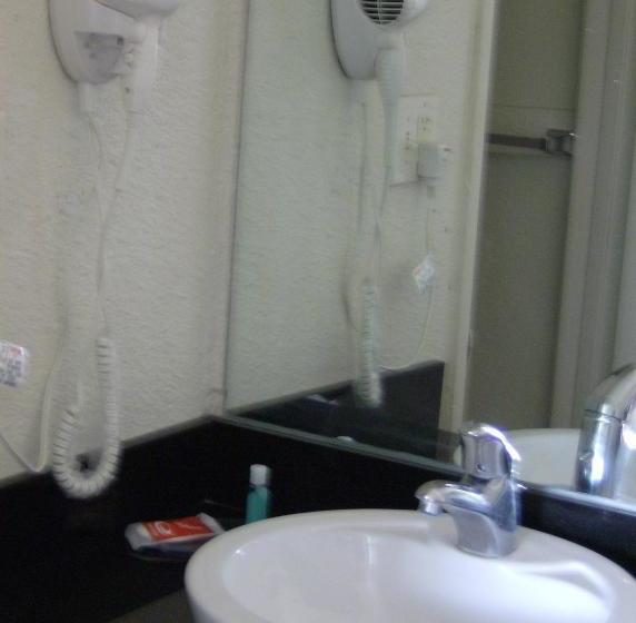 ホテル Econo Lodge Inn & Suites