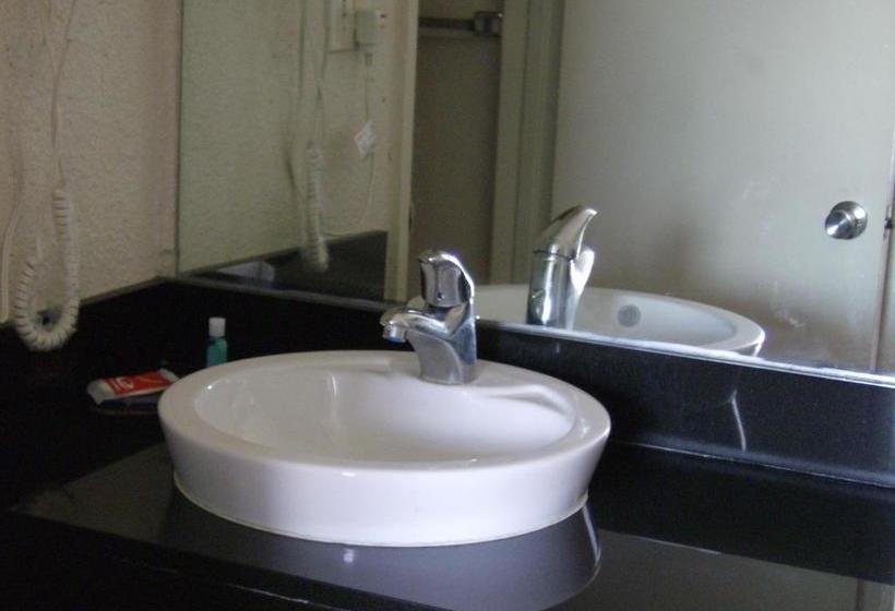 ホテル Econo Lodge Inn & Suites