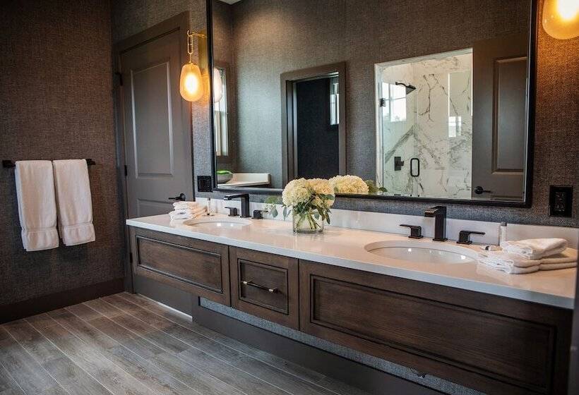 Отель Cottages & Suites Geneva National