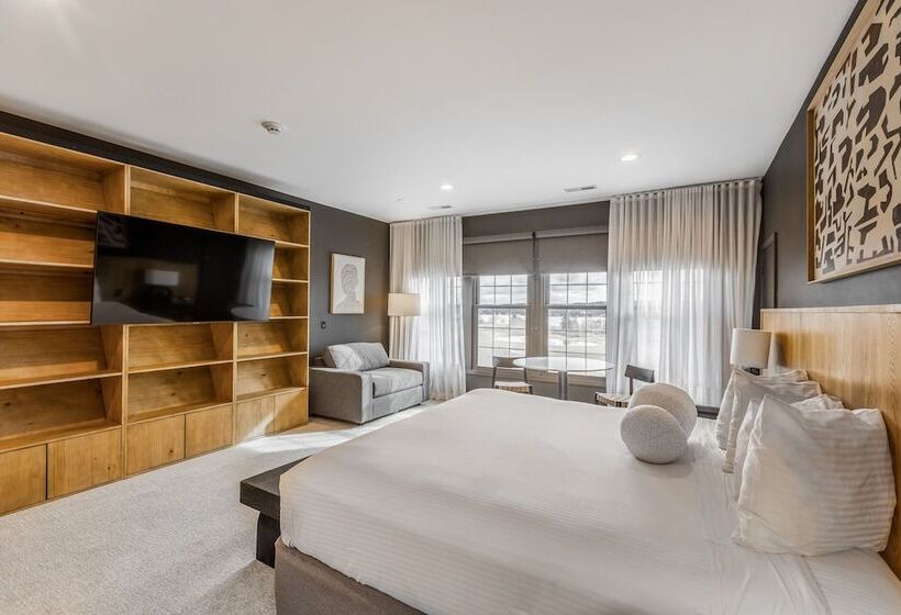 Отель Cottages & Suites Geneva National