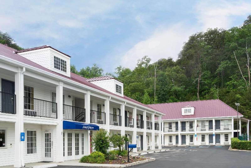 هتل Howard Johnson By Wyndham Dalton