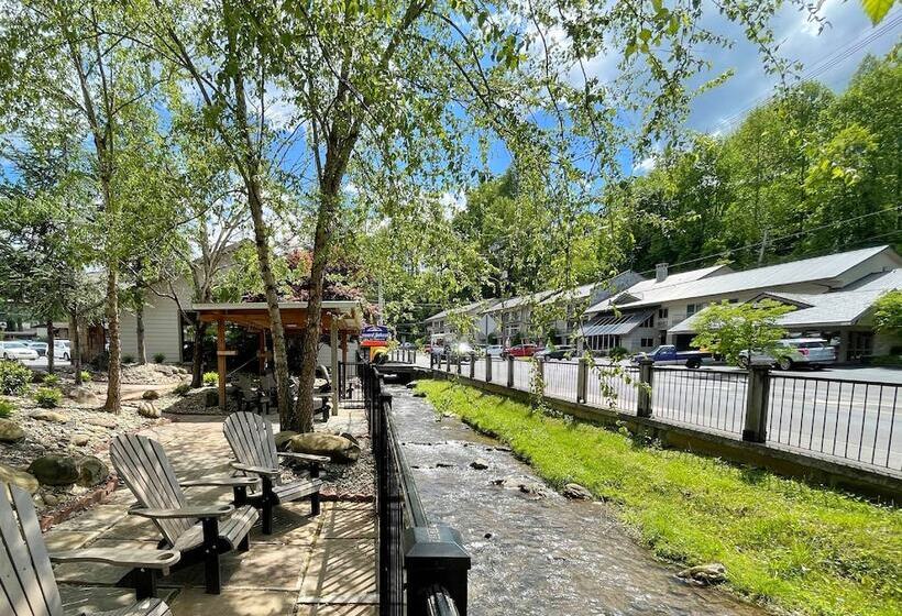 فندق Howard Johnson By Wyndham Downtown Gatlinburg