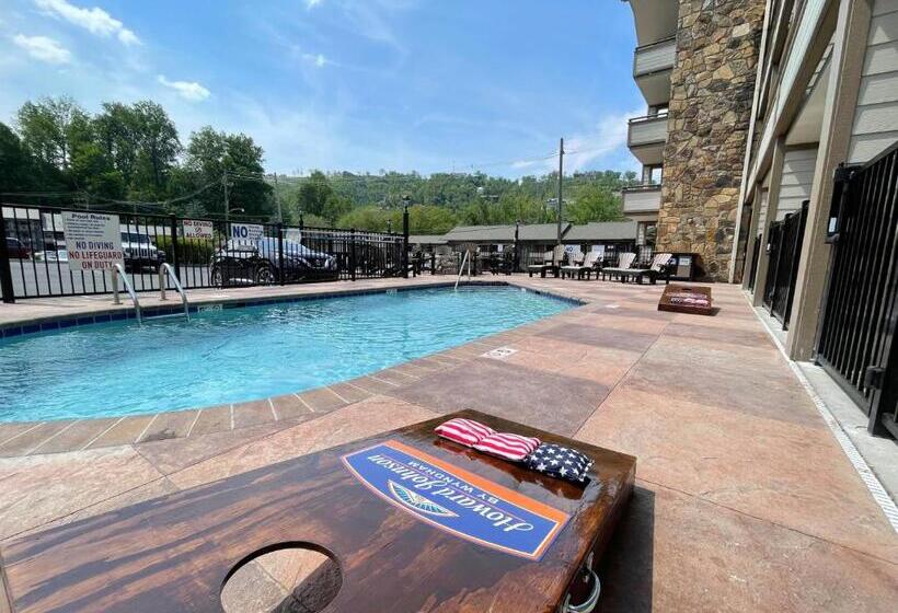 فندق Howard Johnson By Wyndham Downtown Gatlinburg