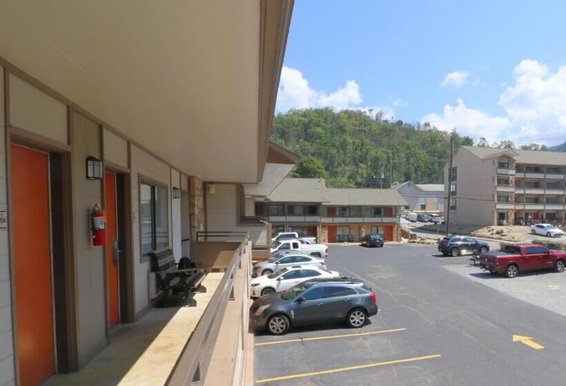 فندق Howard Johnson By Wyndham Downtown Gatlinburg
