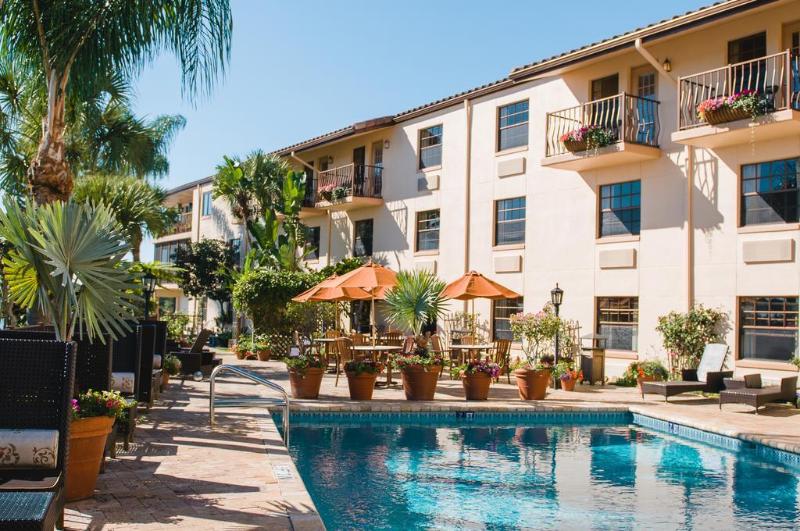 فندق Inn On The Lakes