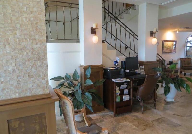 فندق Inn On The Lakes