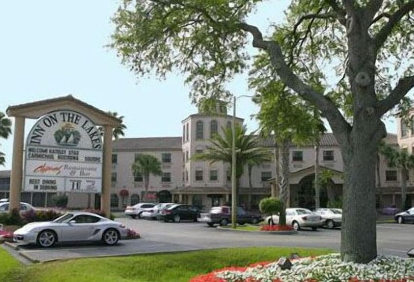 فندق Inn On The Lakes