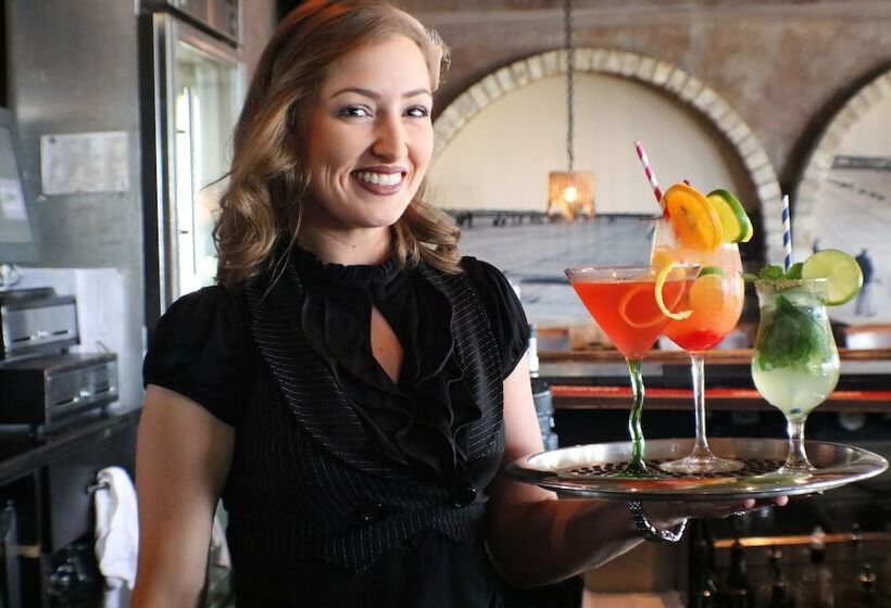 فندق Inn On The Lakes