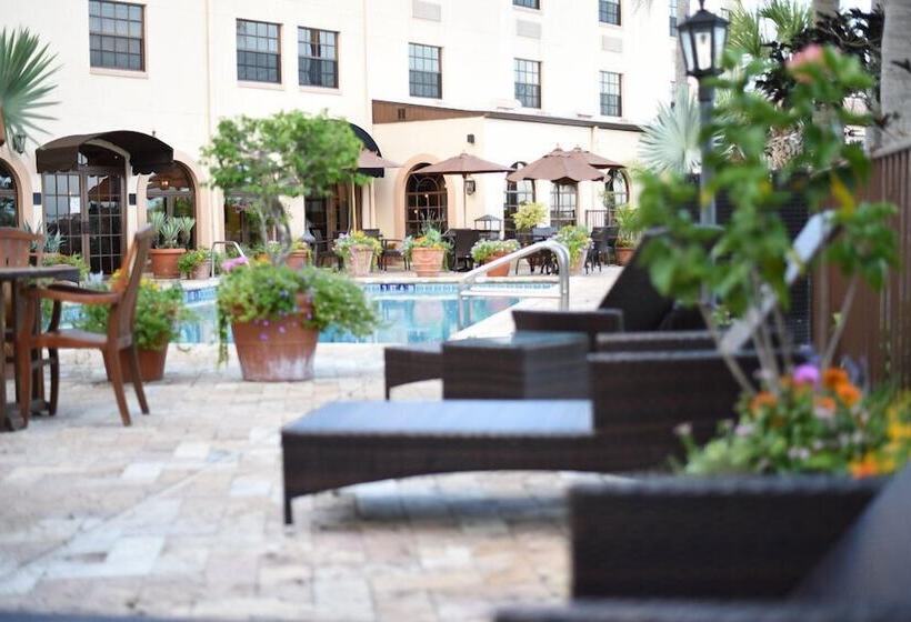 فندق Inn On The Lakes