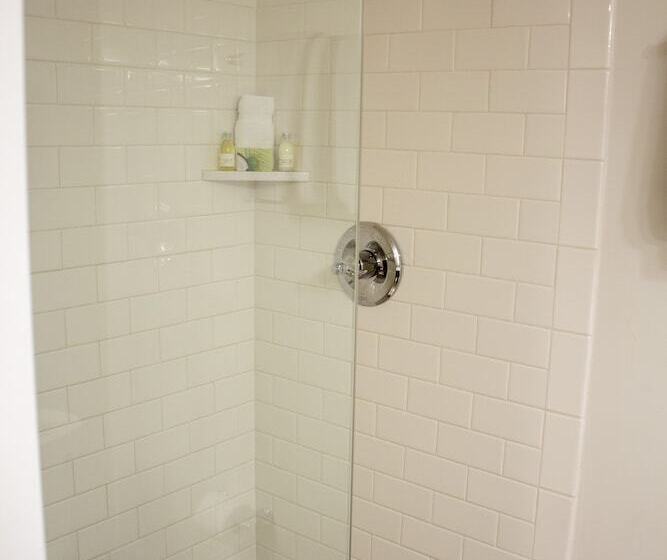 فندق Inn On The Lakes