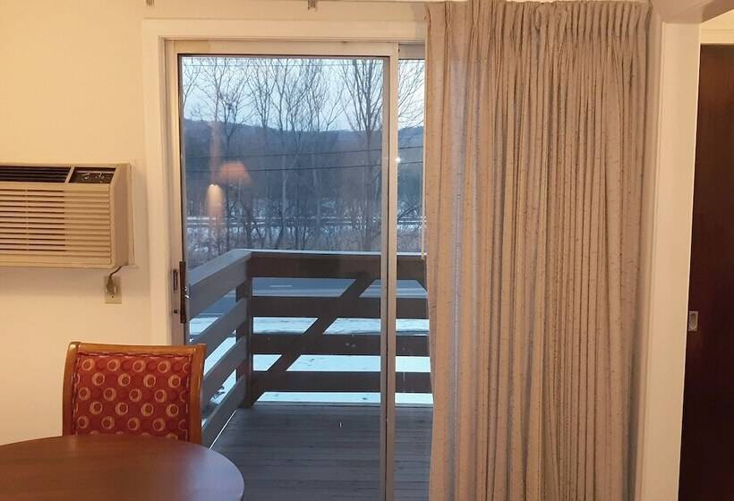 酒店 Iron Horse Inn