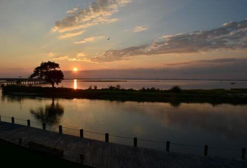 فندق Island Resort