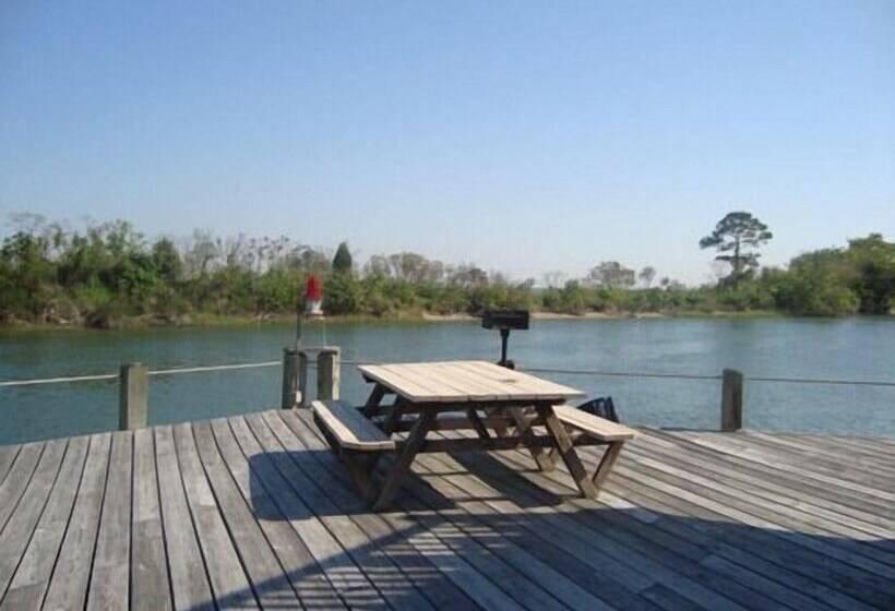 فندق Island Resort