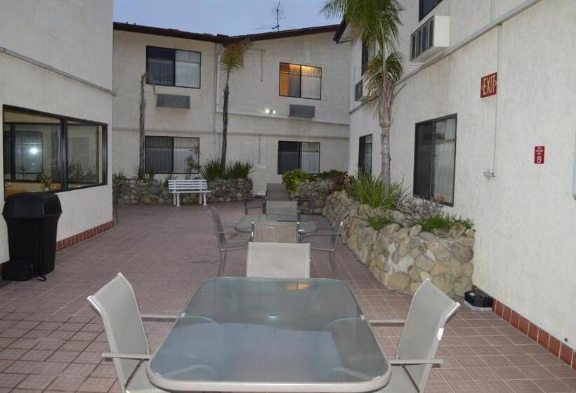 בית מלון כפרי Jolly Roger