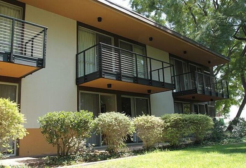 فندق Kellogg West Conference Center And