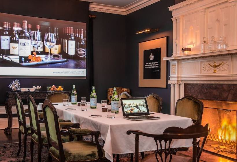 בית מלון כפרי Kemble Inn