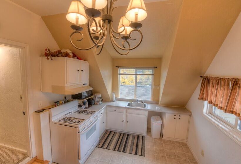 בית מלון כפרי Kenai River Lodge