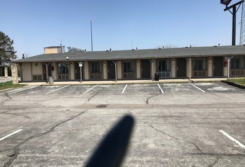 בית מלון כפרי Knights Inn Indianapolis